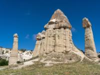 Wuchtiger Felsturm flankiert von zwei schlanken phallusartigen Türmen im Liebestal